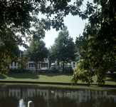 119367 Gezicht op de Stadsbuitengracht te Utrecht, ter hoogte van het Sterrenburg, met op de achtergrond de Catharijnesingel.